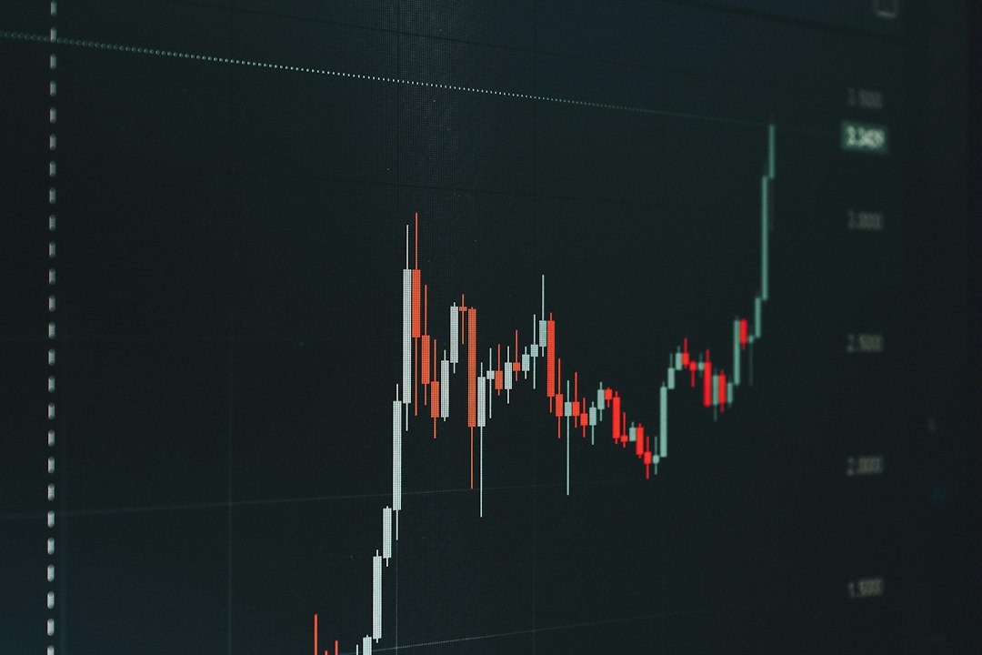 一条与工业气体无关的检索词混进运维后台，是否要拦、拦在哪一层、拦完留下什